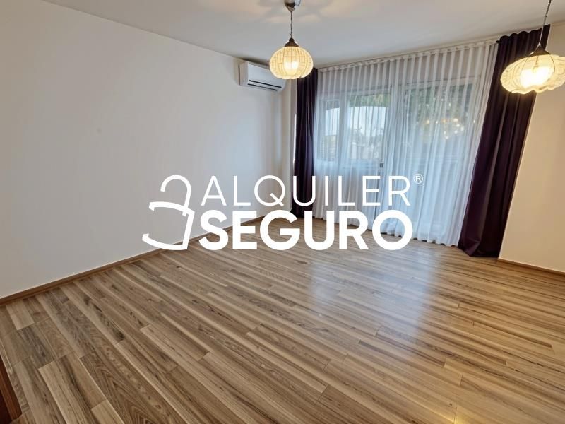 Dormitori de Pis de lloguer en Móstoles amb Aire condicionat, Calefacció i Terrassa