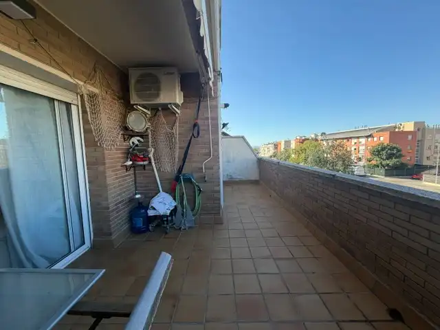 Piso con terraza en venta en Passeig del Camp del Roure 871L, imagen 2