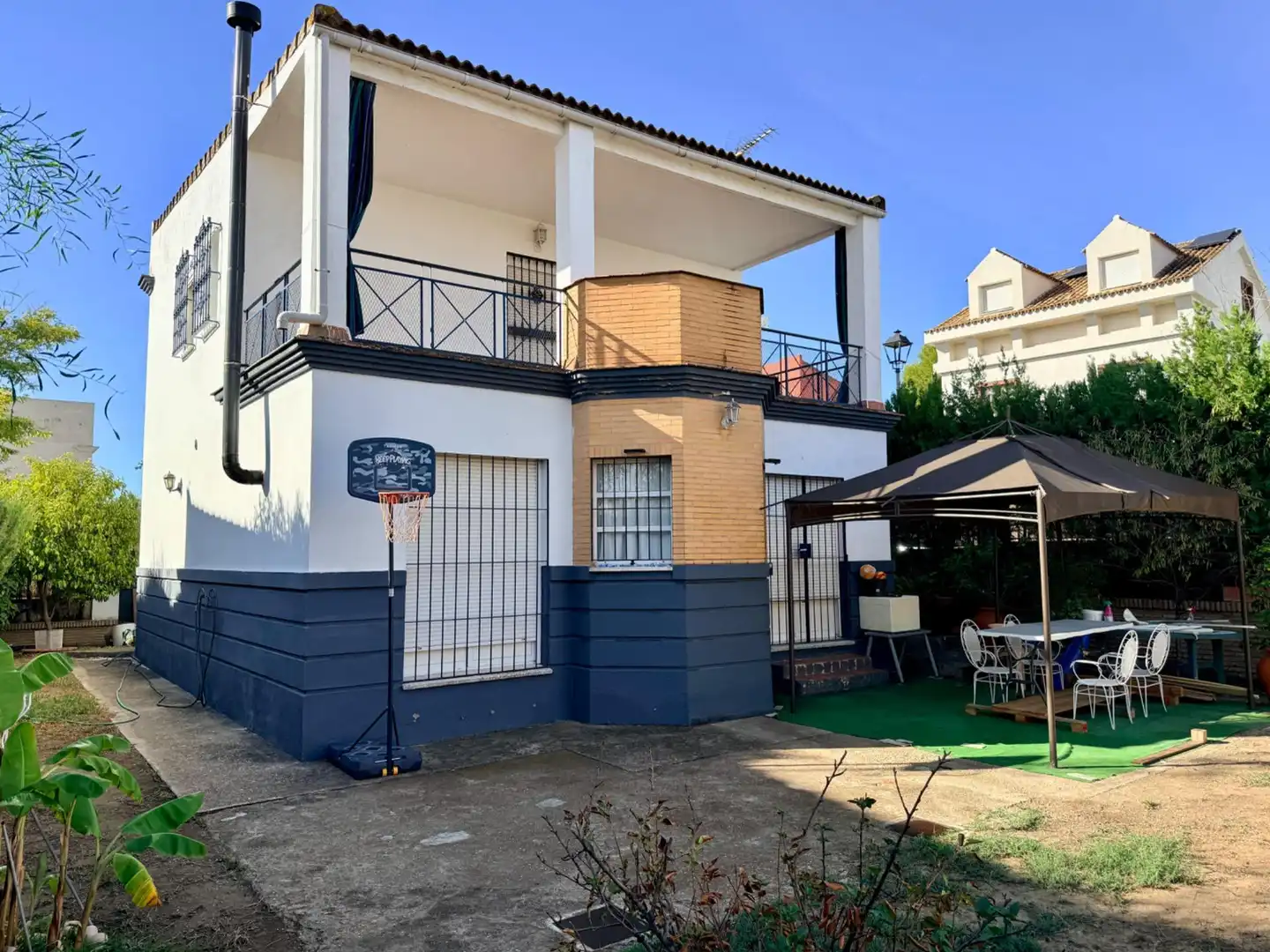 Vista exterior de Casa o chalet en venta en Gelves, Sevilla