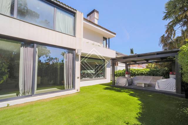 Casa adosada en Venta en Urbanización La Moraleja