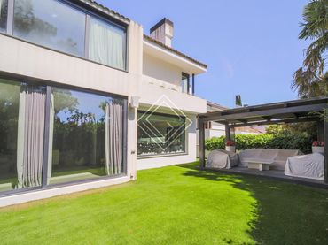 Casa pareada con piscina en venta en Urbanización La Moraleja