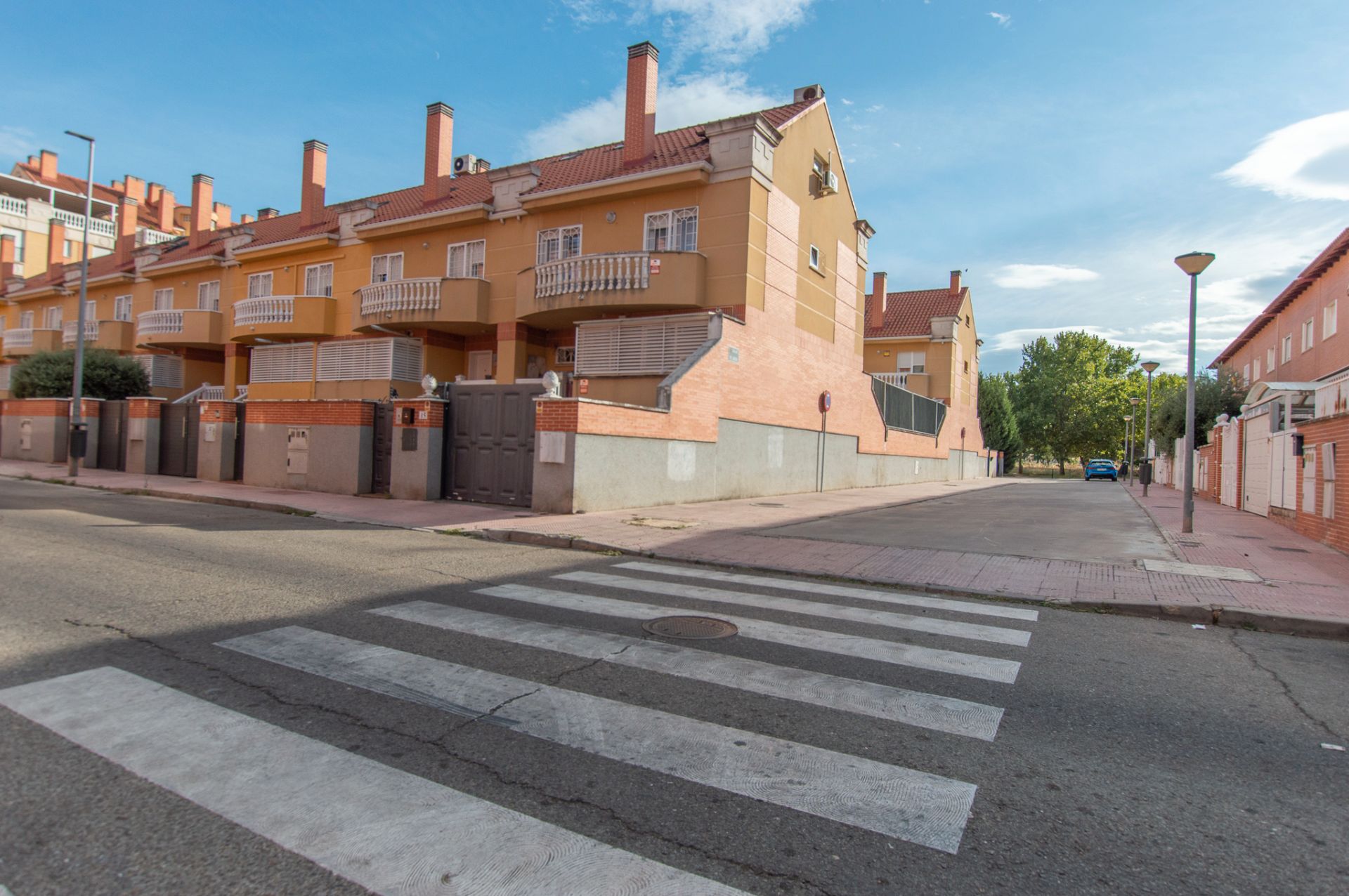 Vista exterior de Casa adosada en venda en Alcalá de Henares amb Aire condicionat, Calefacció i Terrassa