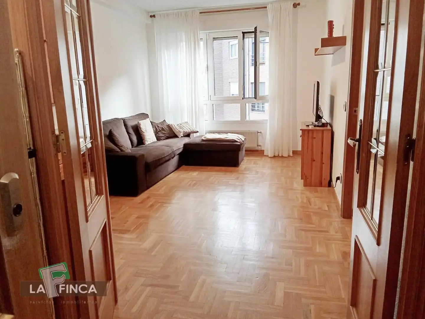 Living room of Flat for sale in Oviedo   with Heating, Parquet flooring and Furnished