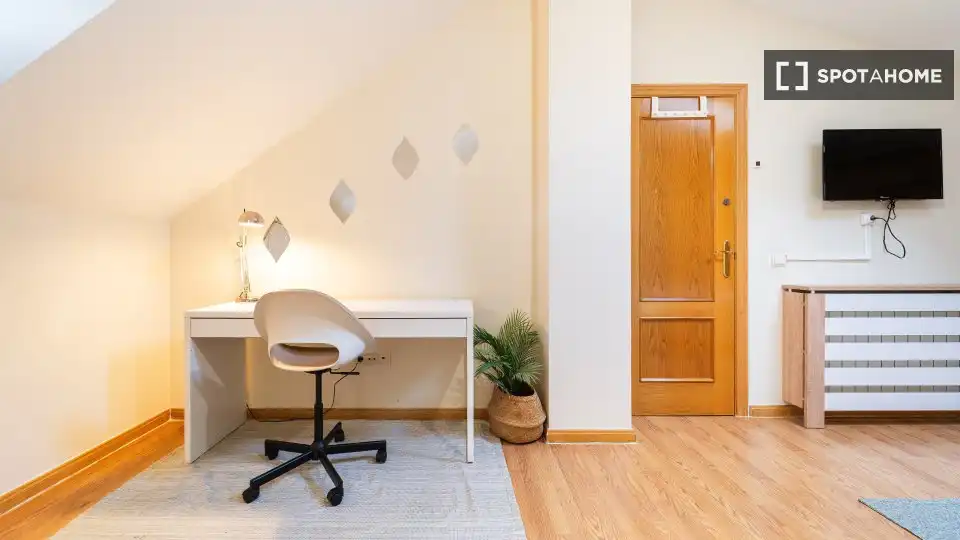 Bedroom of Flat for share in Sevilla la Nueva  with Air Conditioner, Heating and Furnished