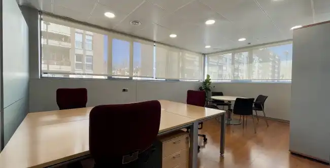 Büro zur Miete in Girona mit Klimaanlage, Heizung und Balkon