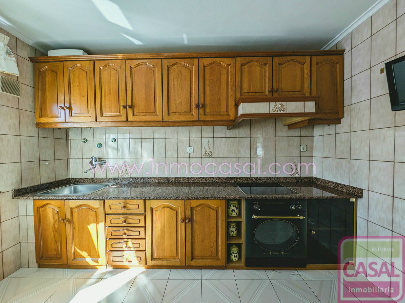 Cocina de Piso en venta en Mieres (Asturias) con Calefacción, Trastero y Amueblado