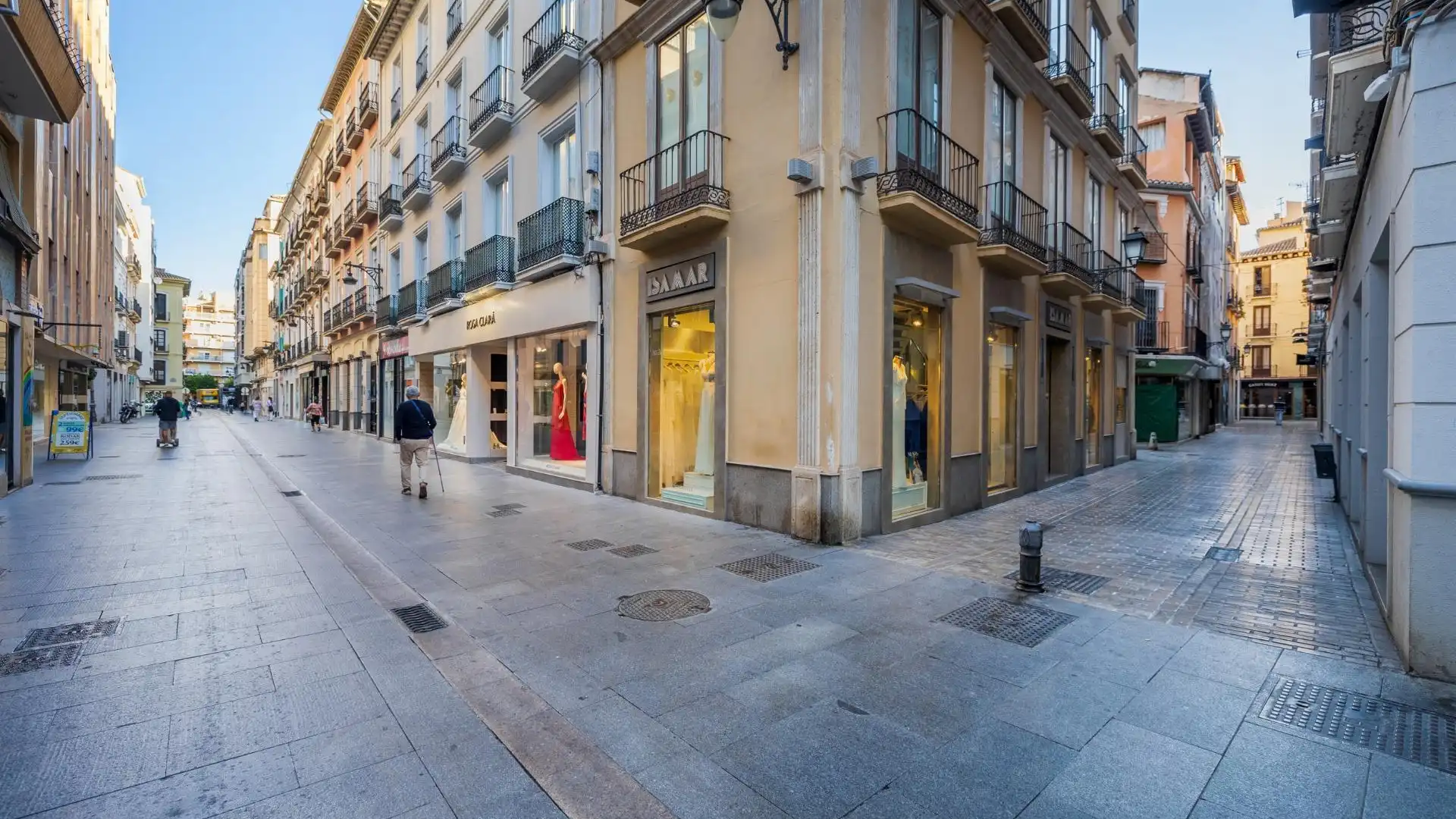 Vista exterior de Local en venta en  Granada Capital con Aire acondicionado