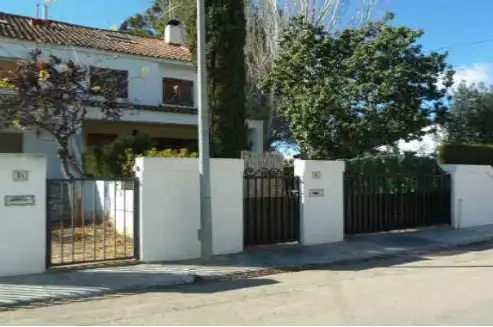 Vista exterior de Casa adosada en venda en La Pobla de Vallbona amb Terrassa i Balcó