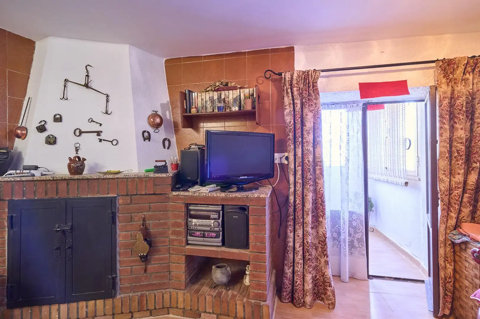 Sala d'estar de Casa o xalet en venda en Navacarros amb Jardí privat i Piscina