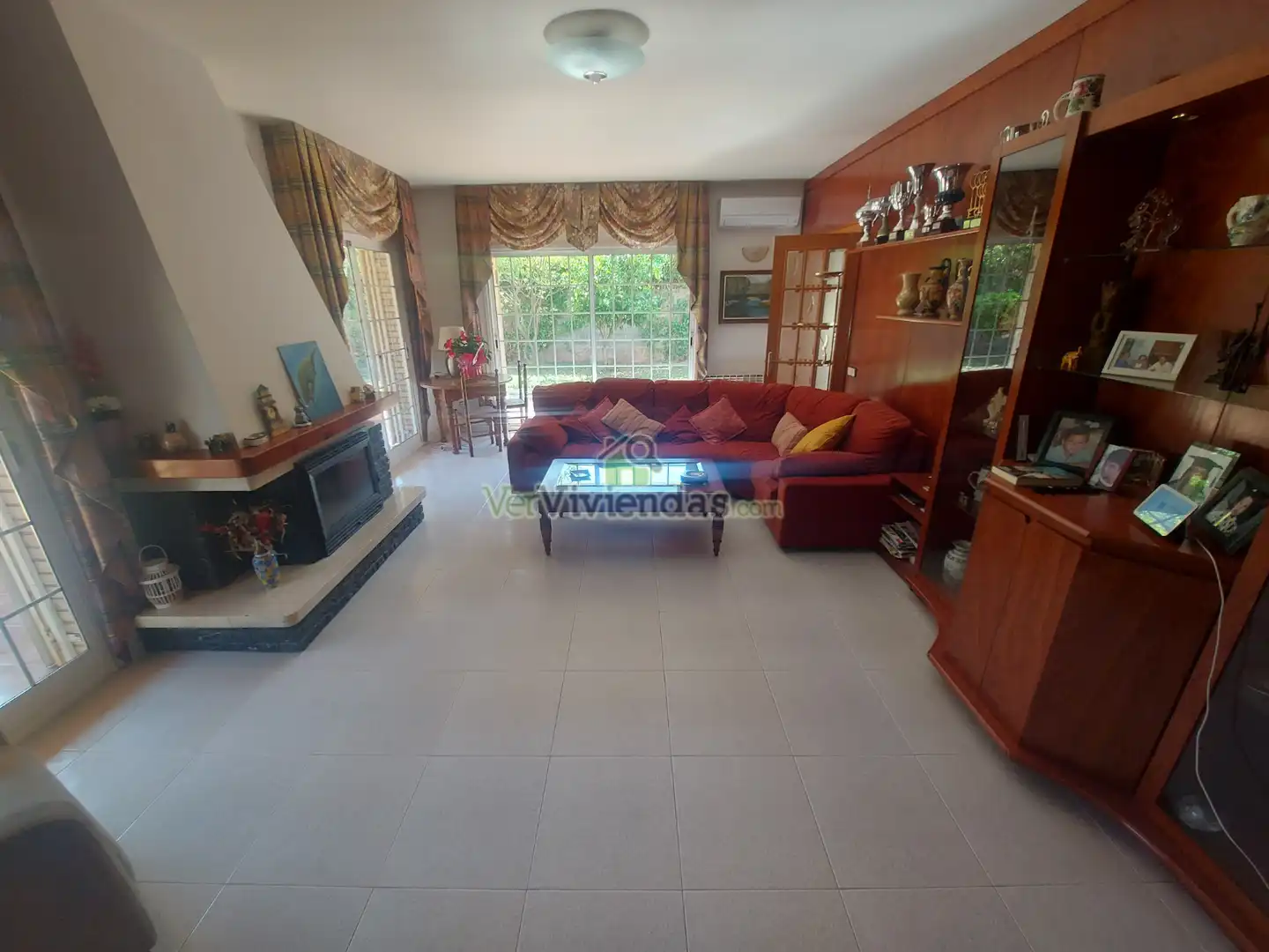 Sala d'estar de Casa o xalet en venda en Torrelles de Llobregat amb Aire condicionat, Calefacció i Jardí privat