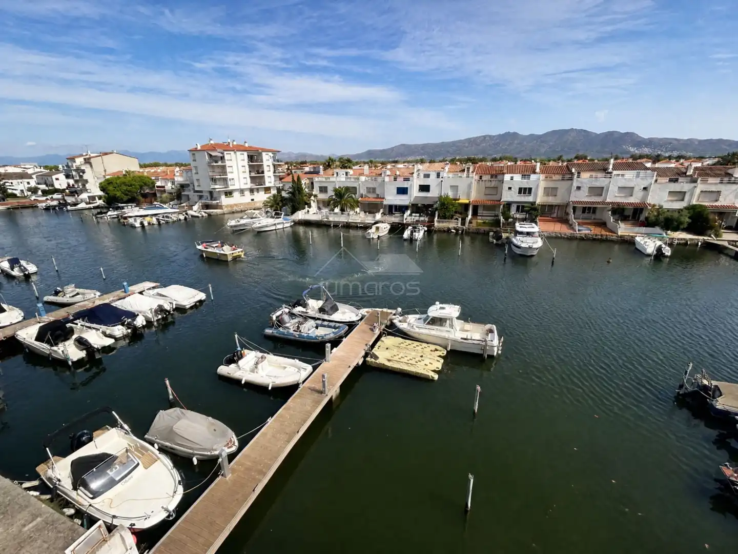 Parkplatz von Wohnung zum Verkauf in Empuriabrava mit Klimaanlage, Heizung und Terrasse