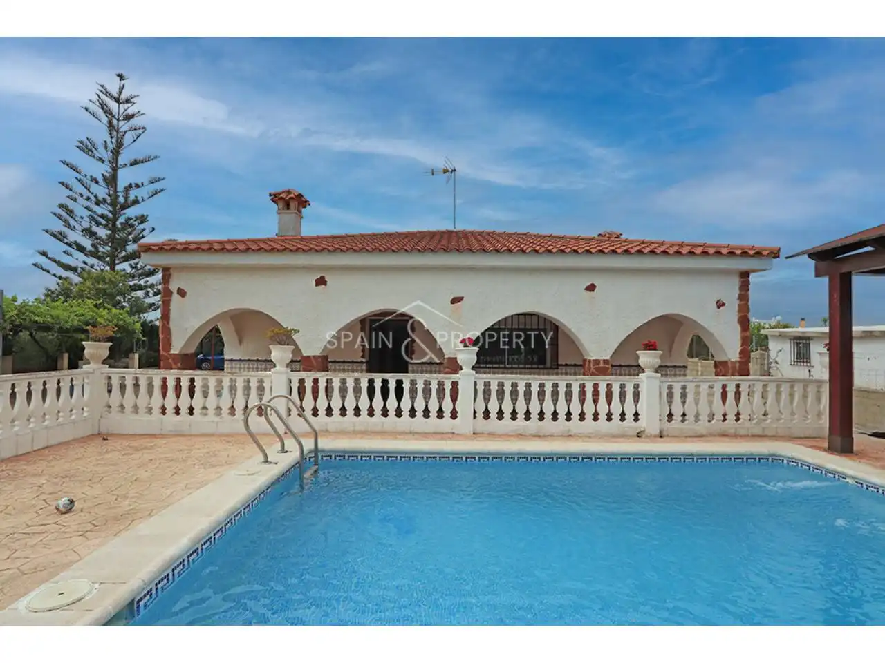 Villa avec piscine à vendre à Montroi / Montroy