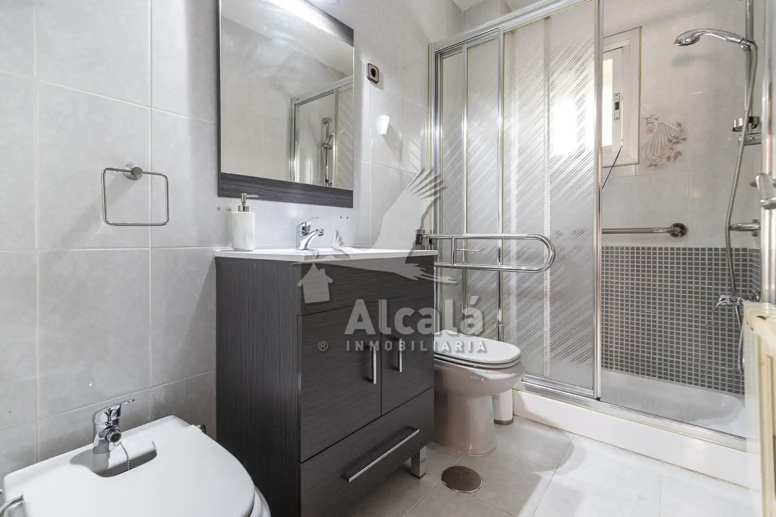 Bathroom of Flat for sale in Alcalá de Henares  with Air Conditioner, Heating and Parquet flooring