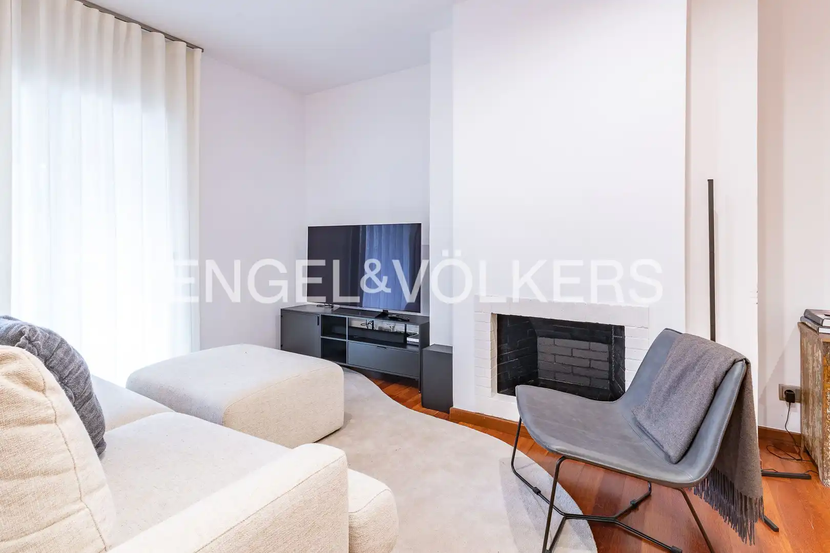 Sala de estar de Piso en venta en Sant Cugat del Vallès con Aire acondicionado, Calefacción y Jardín privado