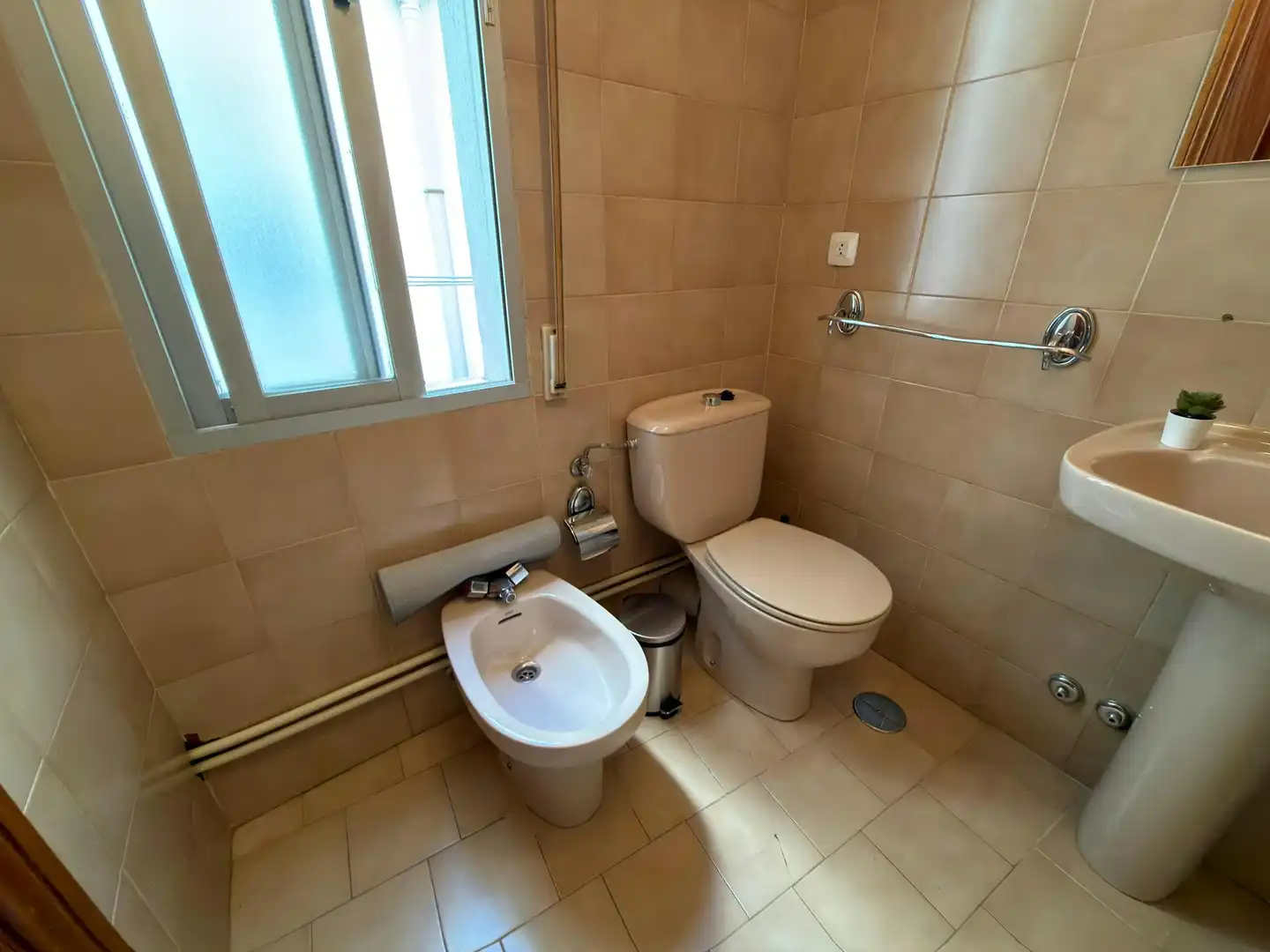 Bathroom of Flat for share in Madrid  with Air Conditioner, Heating and Washing machine