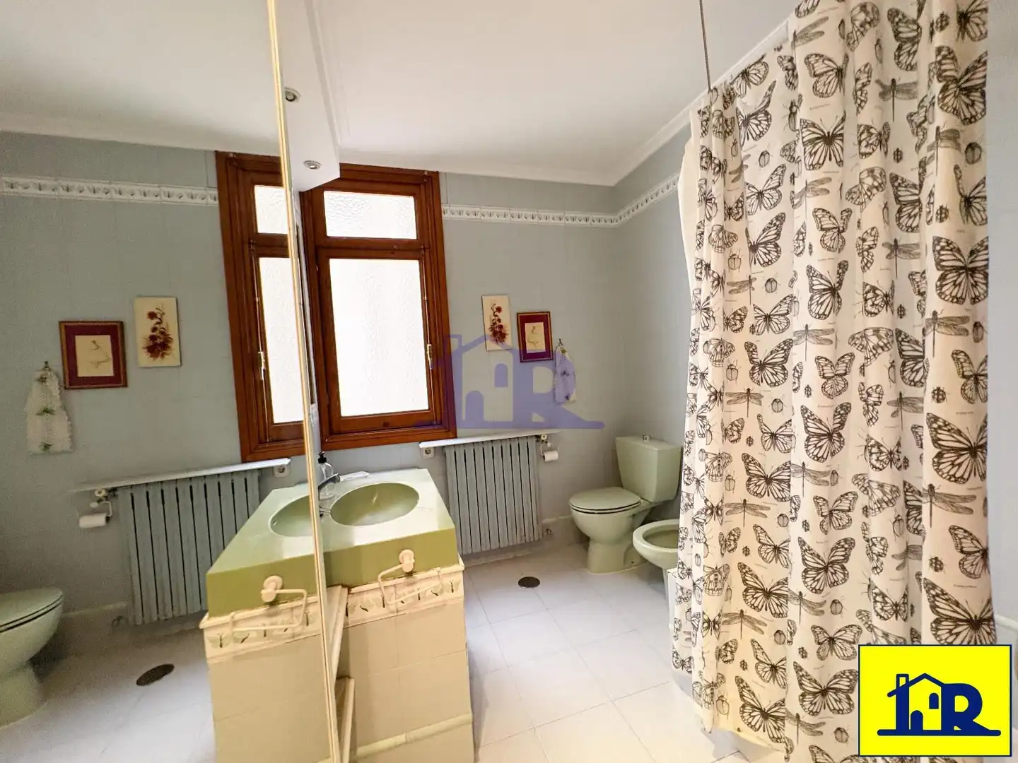 Baño de Piso en venta en Cuenca con Calefacción y Terraza
