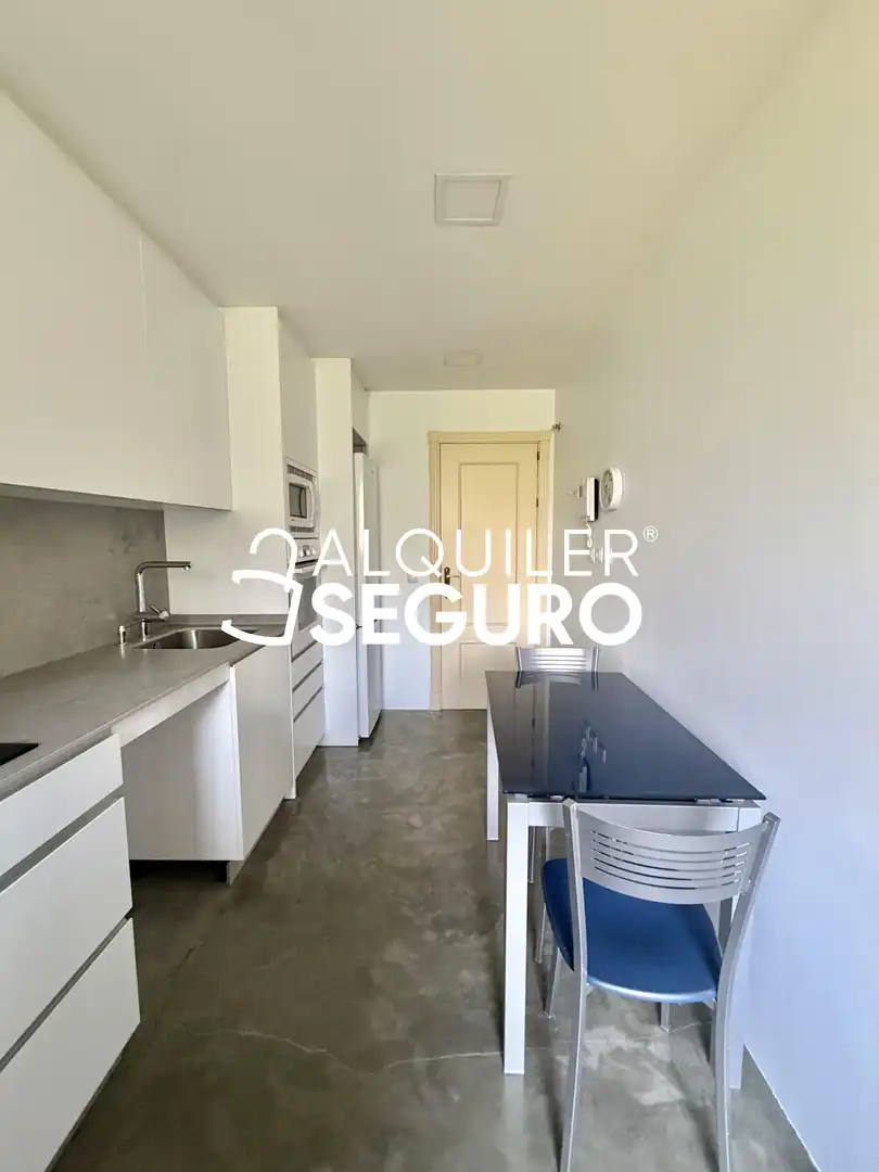 Cocina de Piso de alquiler en Las Rozas de Madrid con Calefacción y Piscina