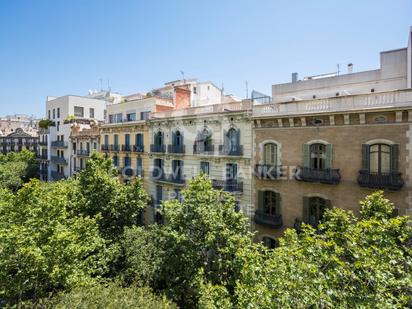 Außenansicht von Wohnung zum verkauf in  Barcelona Capital mit Balkon