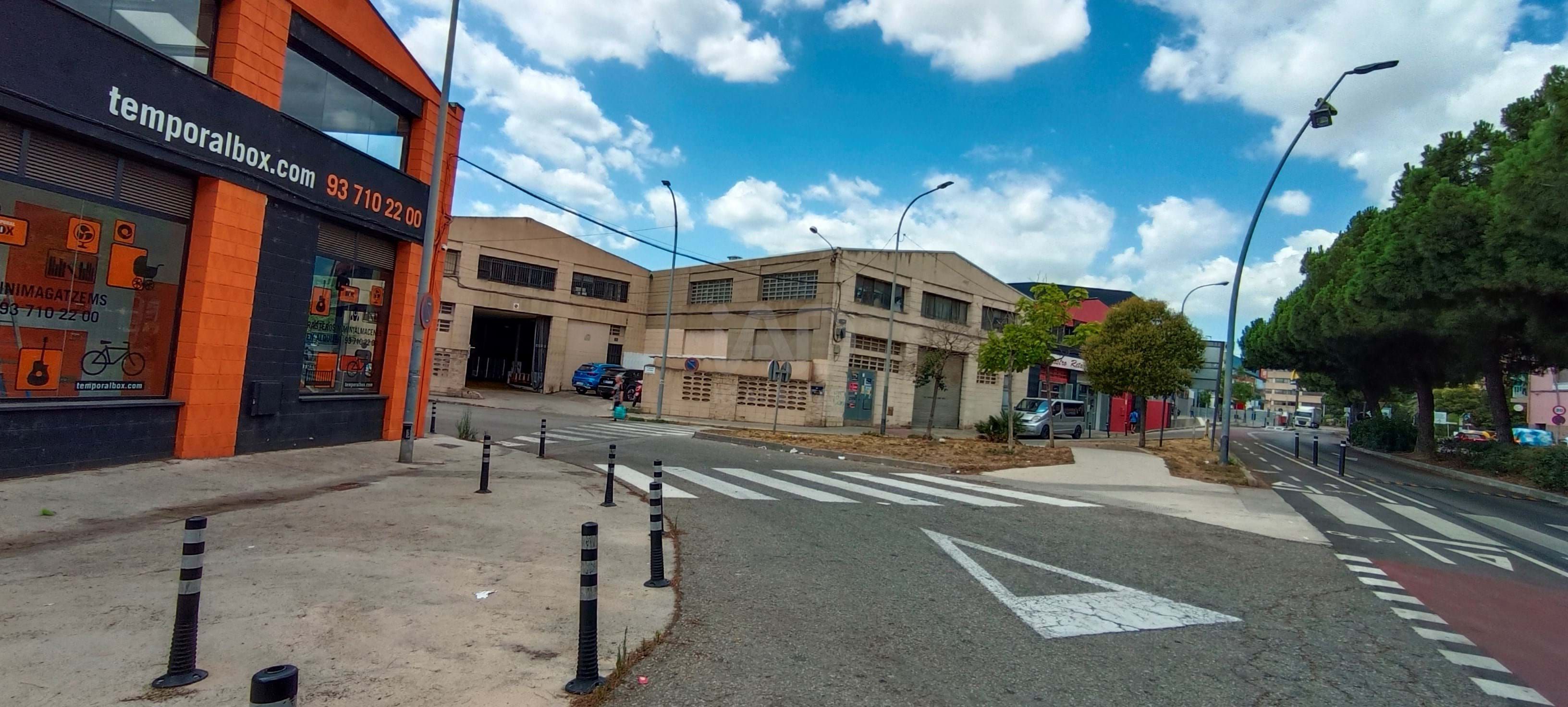 Vista exterior de Local en venta en Ripollet