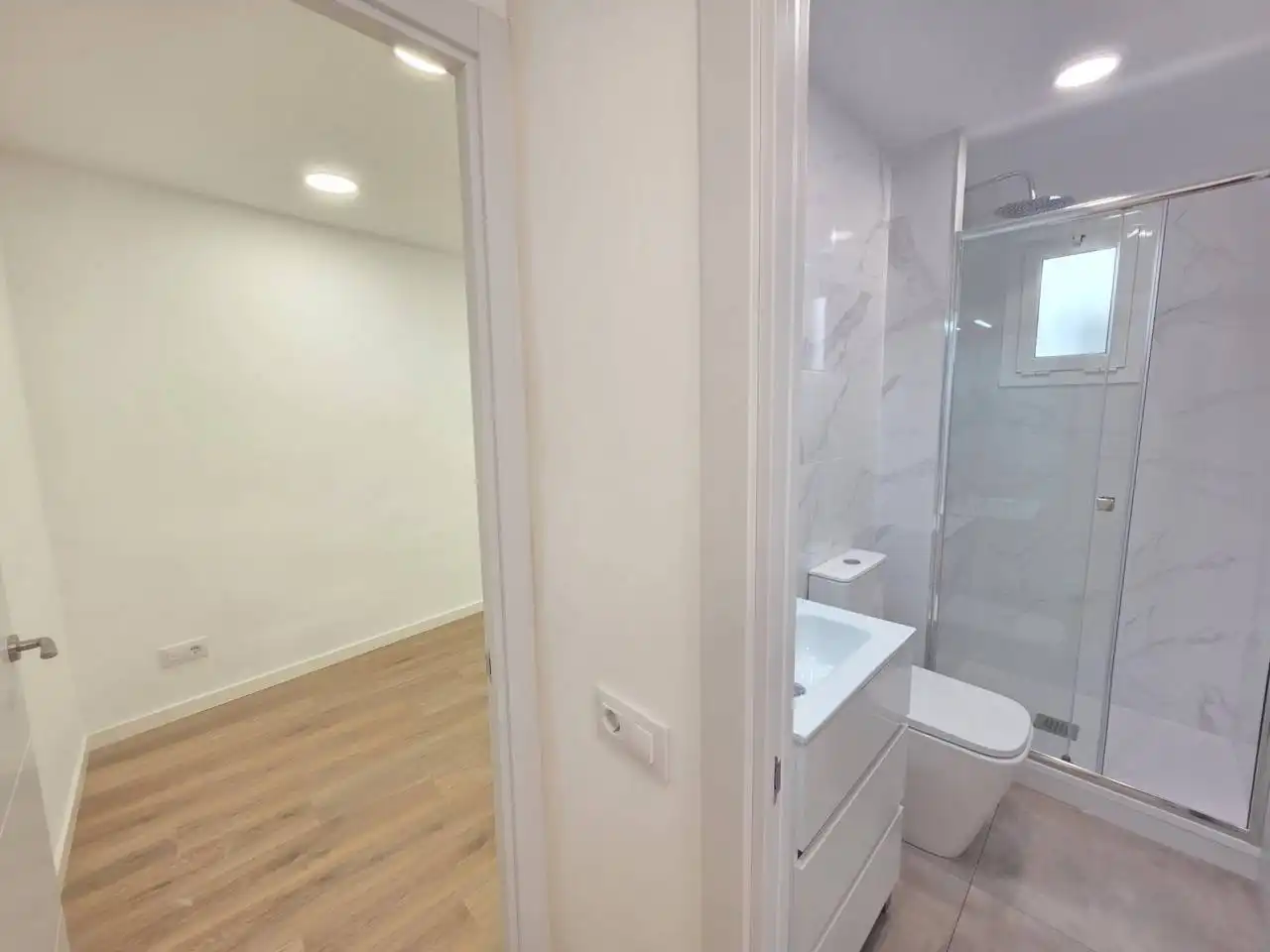 Badezimmer von Dachboden zum Verkauf in Barcelona mit Klimaanlage, Heizung und Parkett