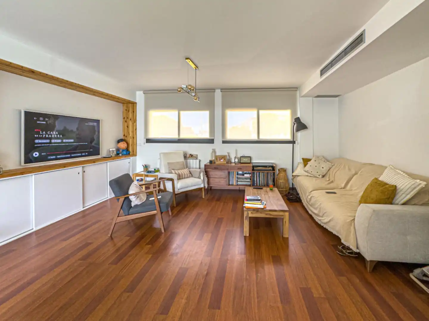 Sala de estar de Casa adosada en venta en Sant Pere de Ribes con Aire acondicionado, Calefacción y Parquet