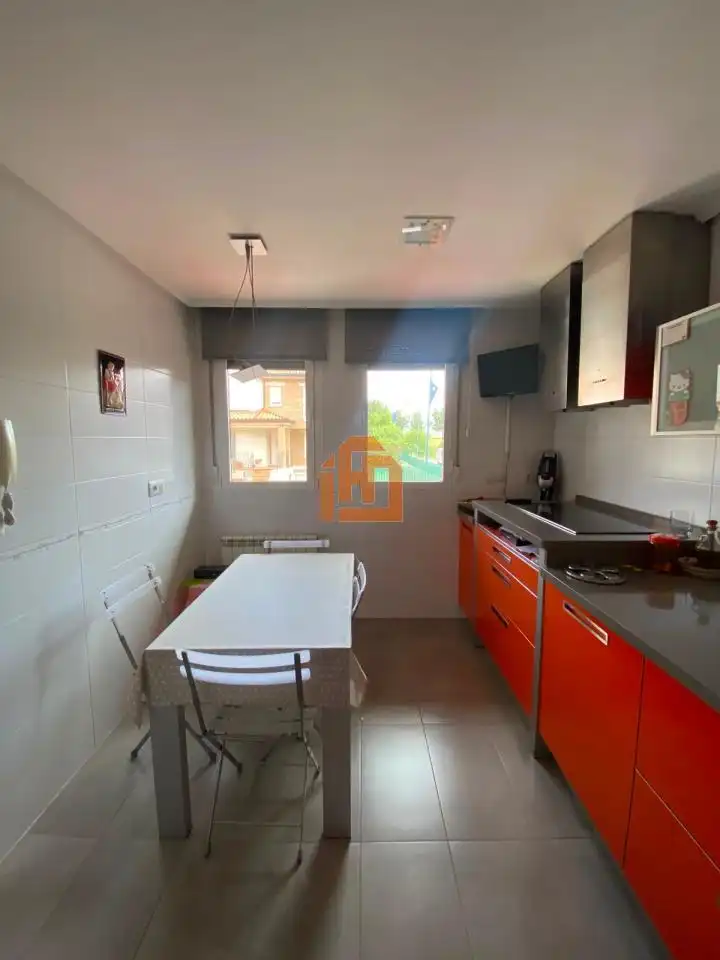 Cocina de Casa adosada en venta en San Andrés del Rabanedo con Calefacción, Jardín privado y Trastero