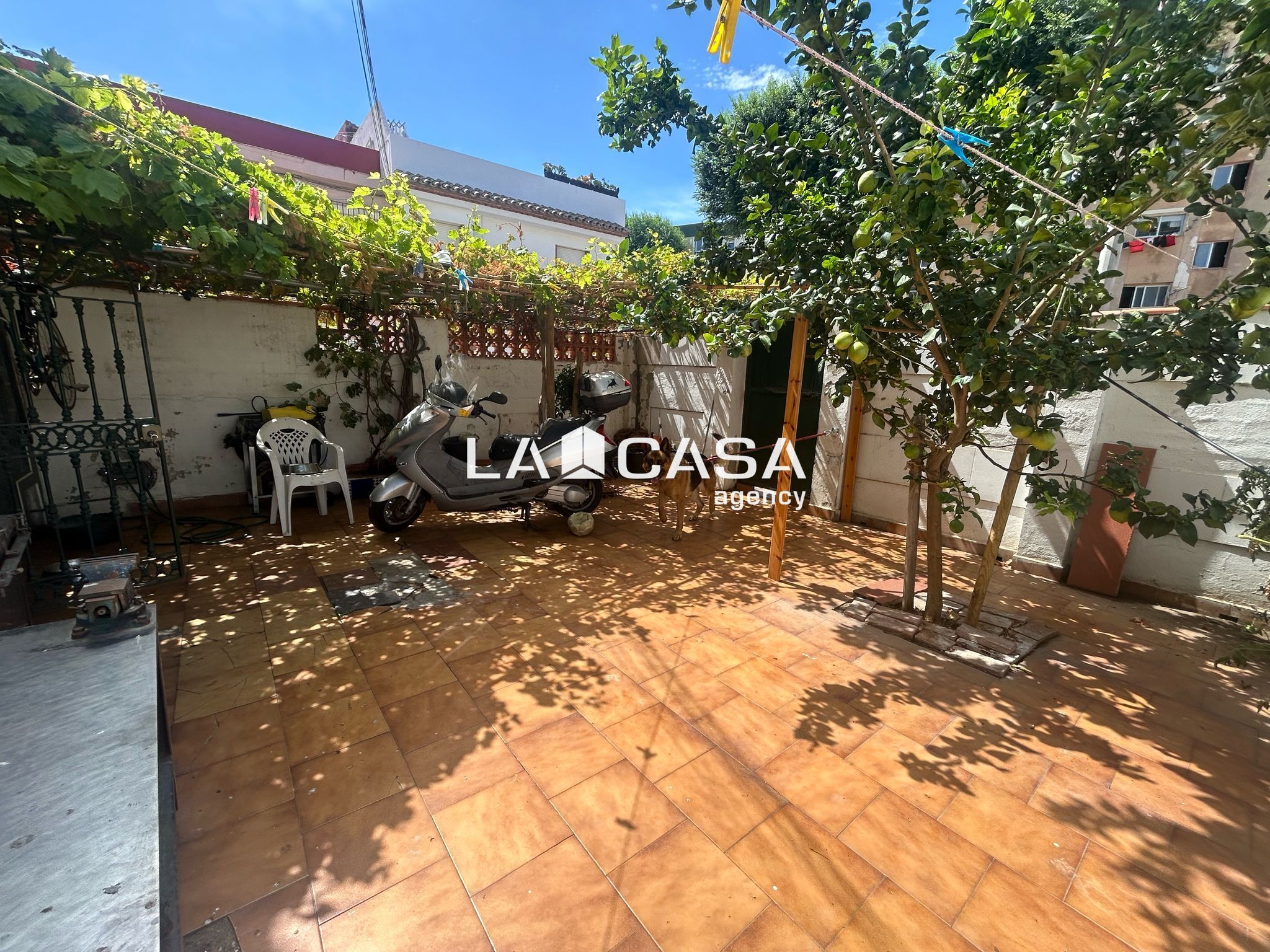 Vista exterior de Casa o xalet en venda en La Línea de la Concepción amb Terrassa i Balcó