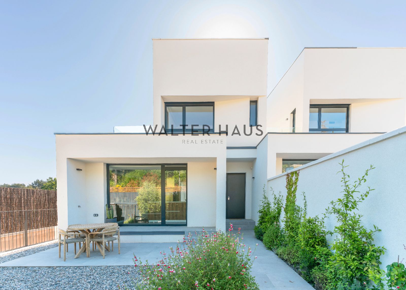 Vista exterior de Casa adosada en venda en Cerdanyola del Vallès amb Aire condicionat, Calefacció i Jardí privat
