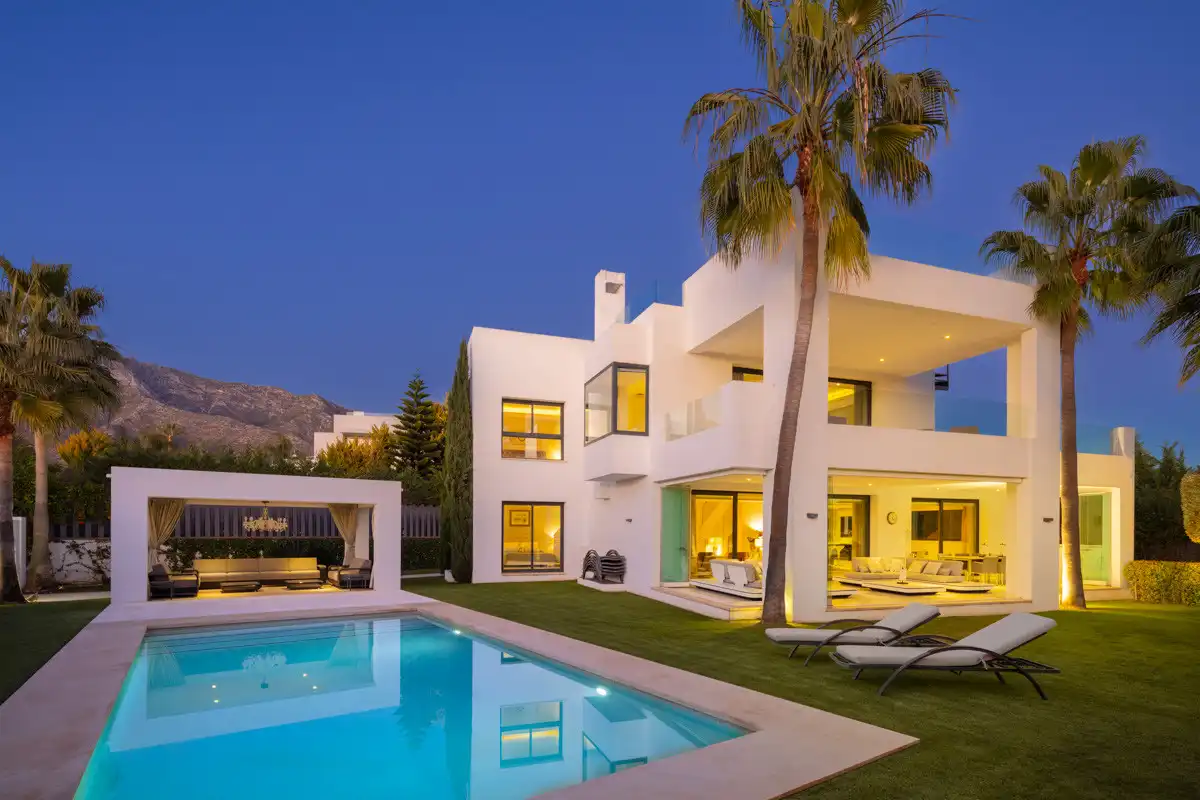 House with pool for sale in Marbella Centro