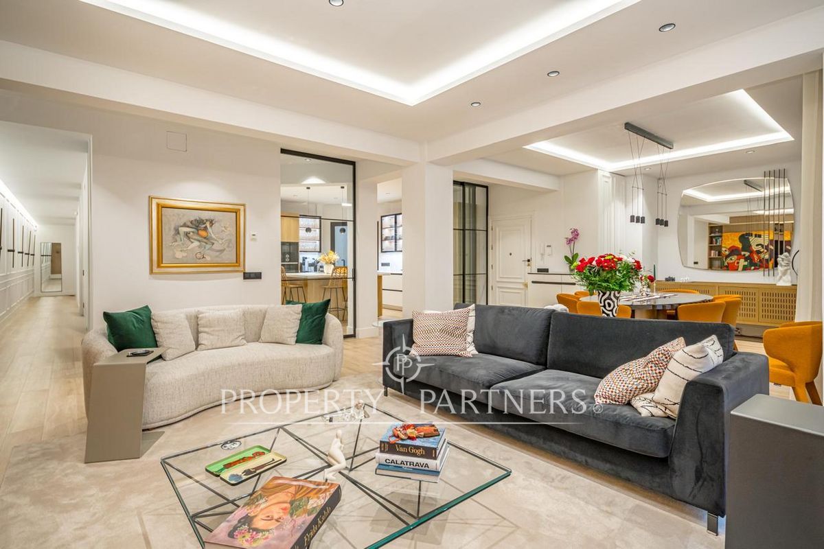 Sala d'estar de Apartament en venda en  Madrid Capital amb Aire condicionat i Terrassa
