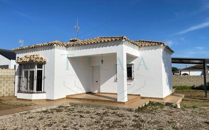 Vista exterior de Casa o xalet de lloguer en Chiclana de la Frontera amb Jardí privat i Terrassa