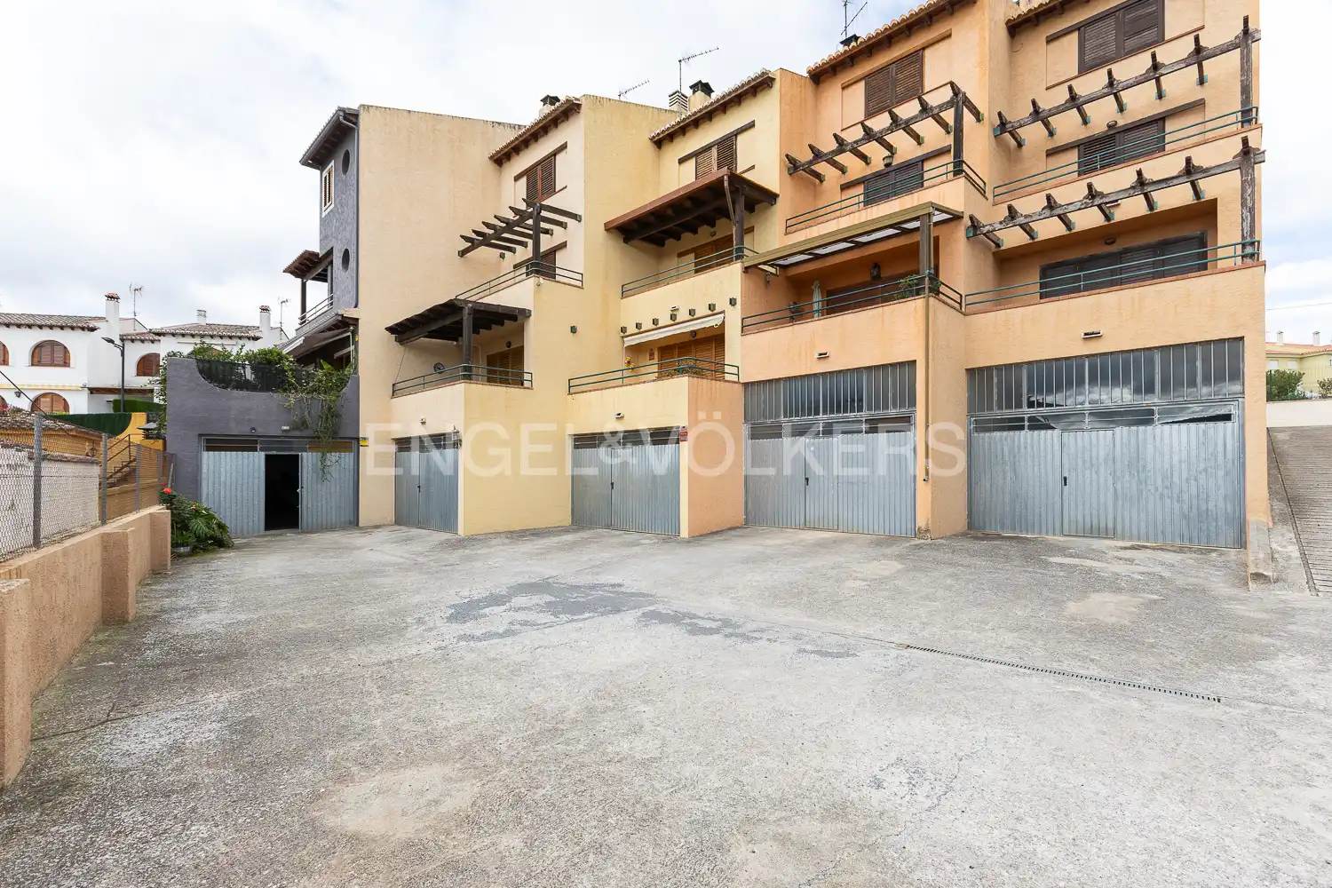 Vista exterior de Casa adosada en venta en Viver con Calefacción, Terraza y Amueblado
