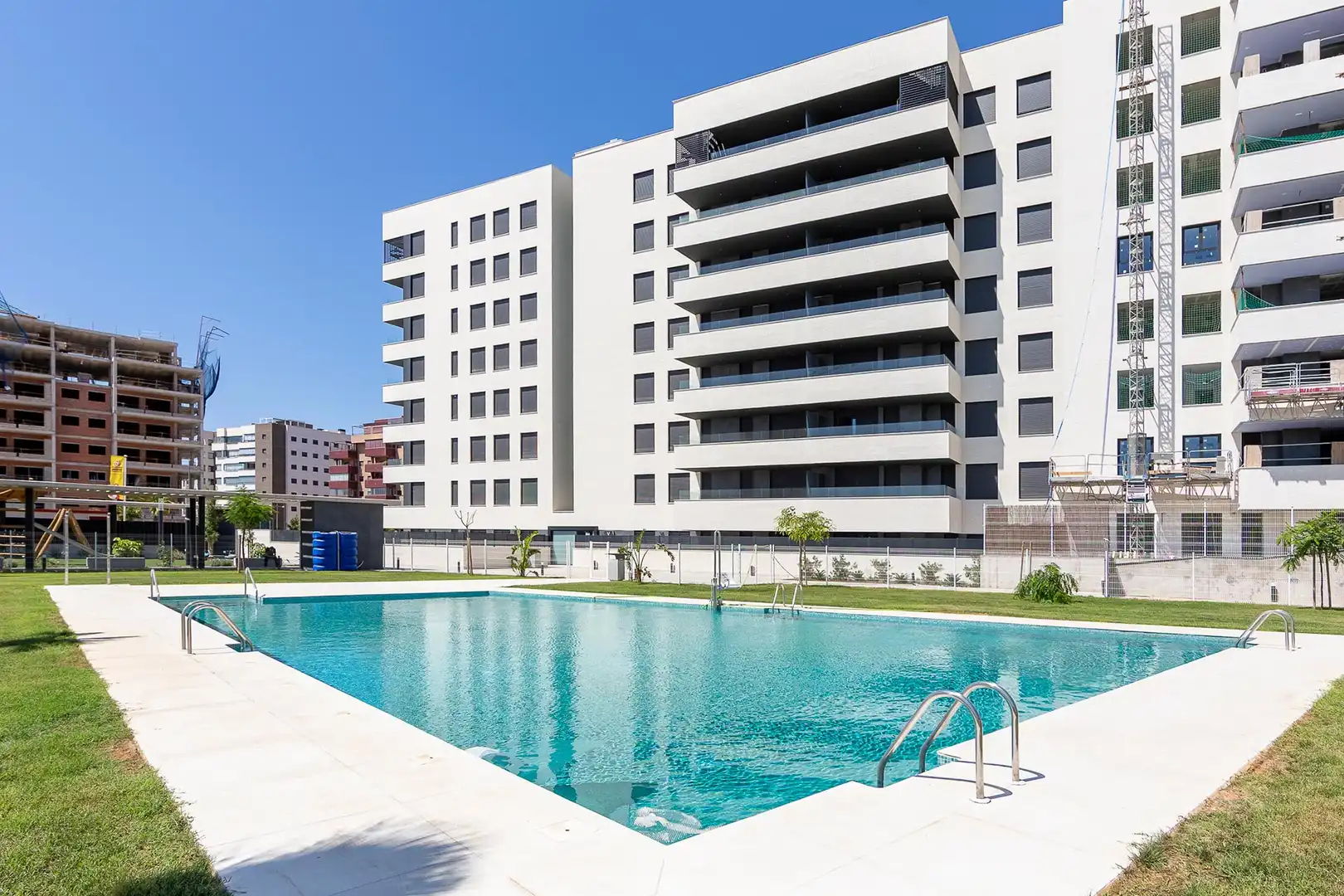 Pis d'obra nova amb piscina en venda a Avenida de la Vega de Aca 116
