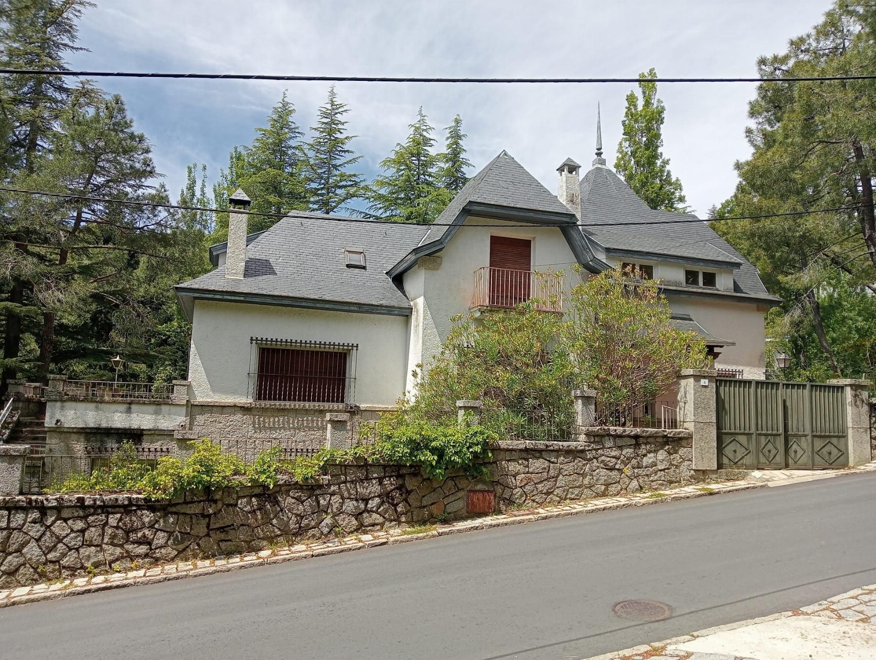 Vista exterior de Casa o xalet en venda en San Lorenzo de El Escorial amb Terrassa, Traster i Piscina