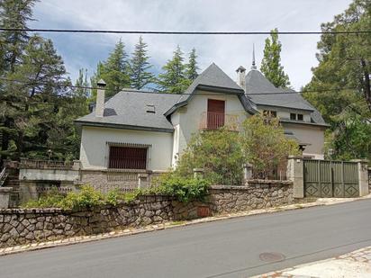 Vista exterior de Casa o xalet en venda en San Lorenzo de El Escorial amb Terrassa i Piscina