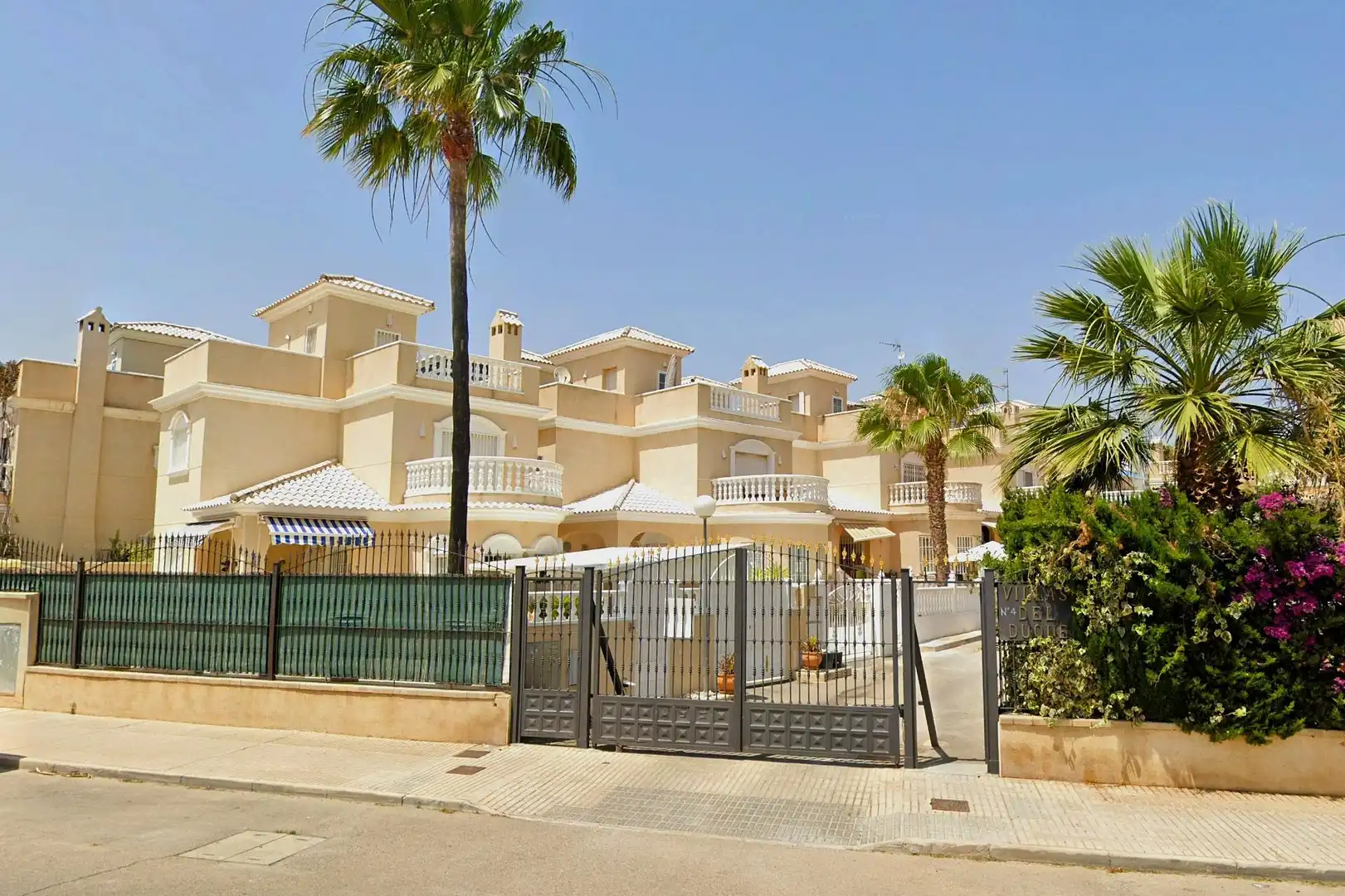 Vista exterior de Casa o xalet en venda en Orihuela amb Aire condicionat, Calefacció i Jardí privat