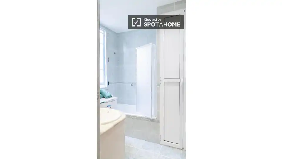 Bathroom of Flat for rent in Madrid  with Air Conditioner, Heating and Furnished