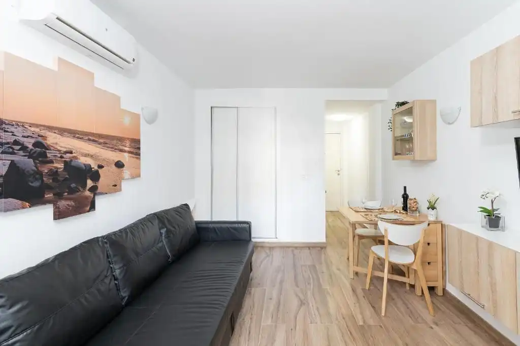 Sala de estar de Estudio en venta en Benalmádena con Aire acondicionado, Amueblado y Piscina comunitaria