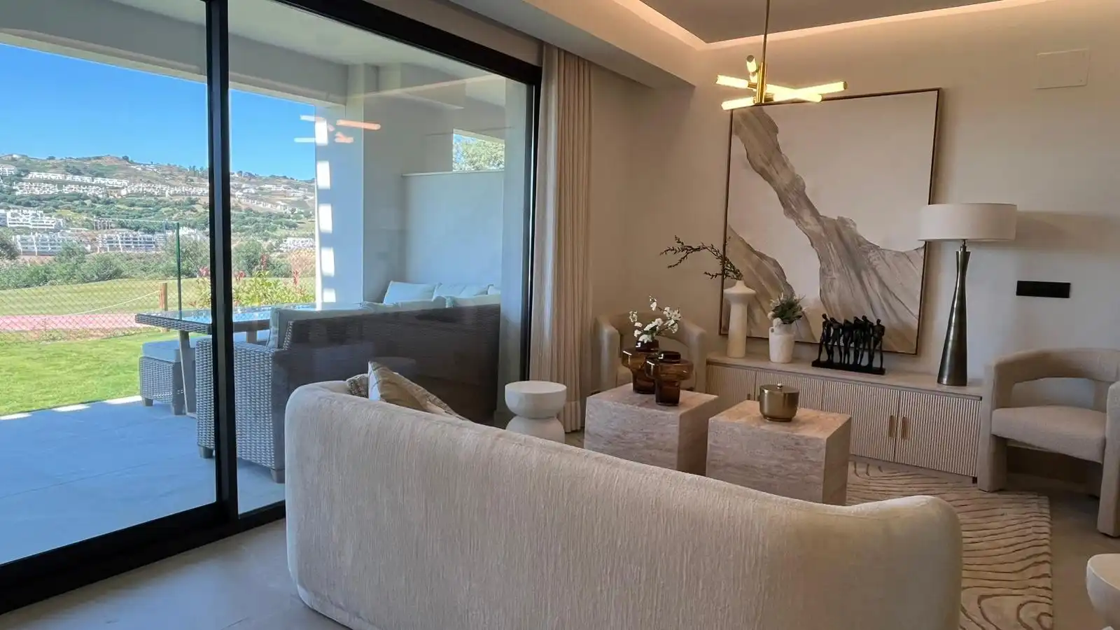 Wohnzimmer von Wohnung zum Verkauf in Mijas mit Klimaanlage, Privatgarten und Terrasse