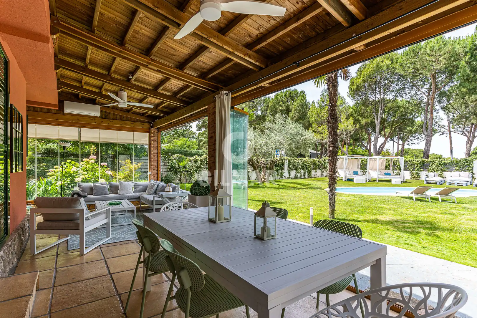Terrassa de Casa adosada en venda en Boadilla del Monte amb Calefacció, Jardí privat i Piscina