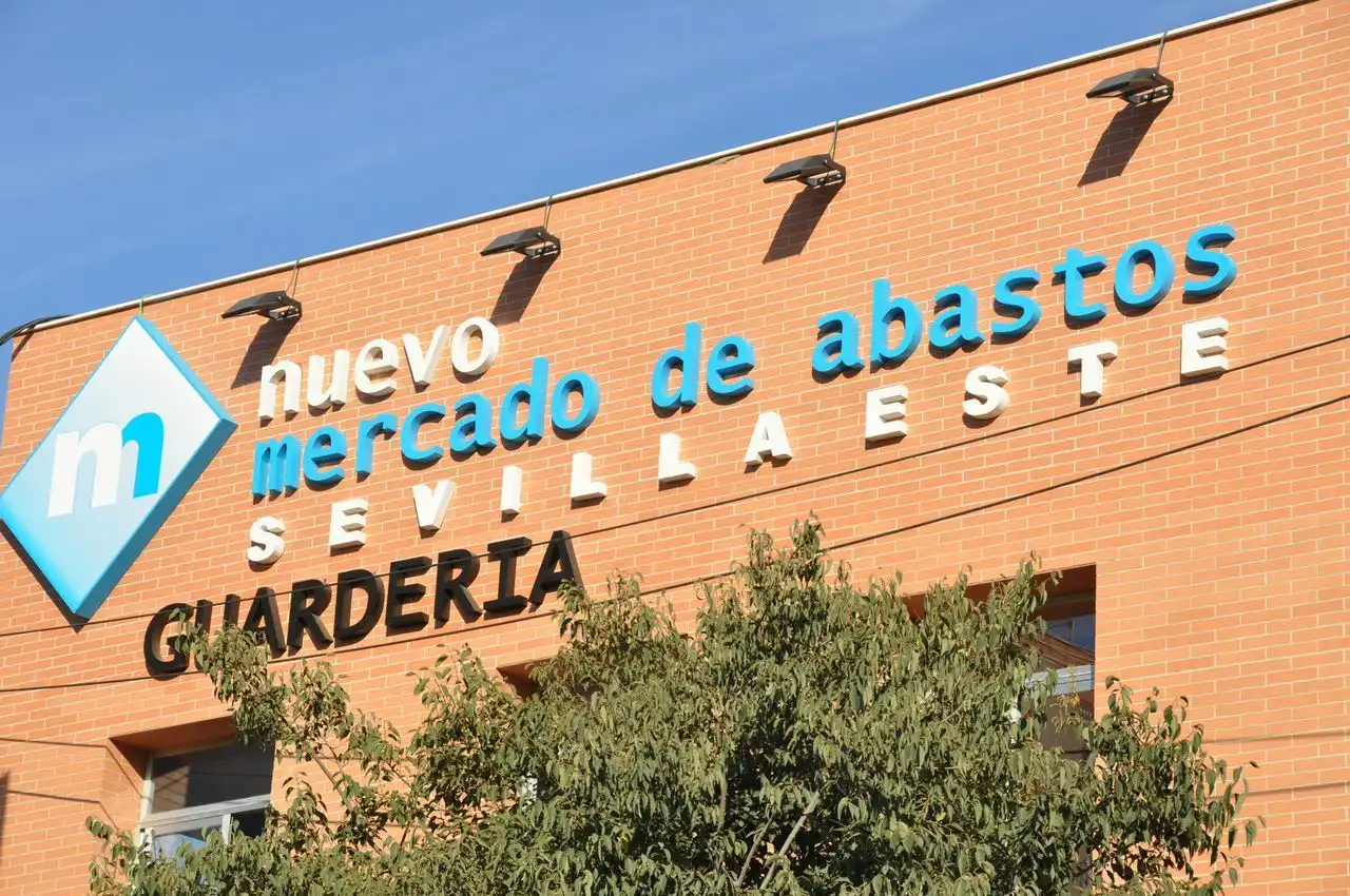 Vista exterior de Oficina de lloguer en Sevilla amb Aire condicionat