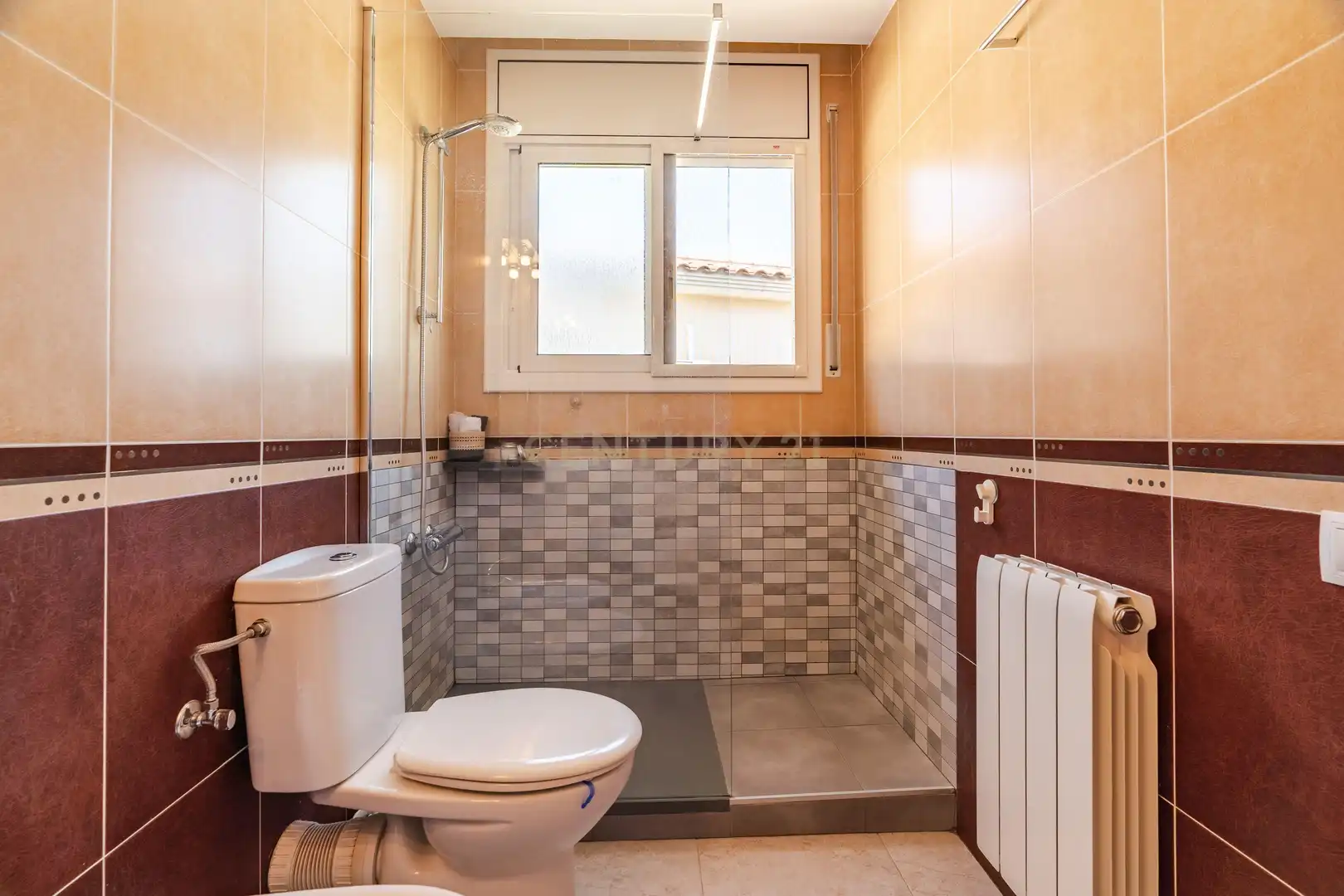 Badezimmer von Einfamilien-Reihenhaus zum Verkauf in Vila-rodona mit Privatgarten und Ofen