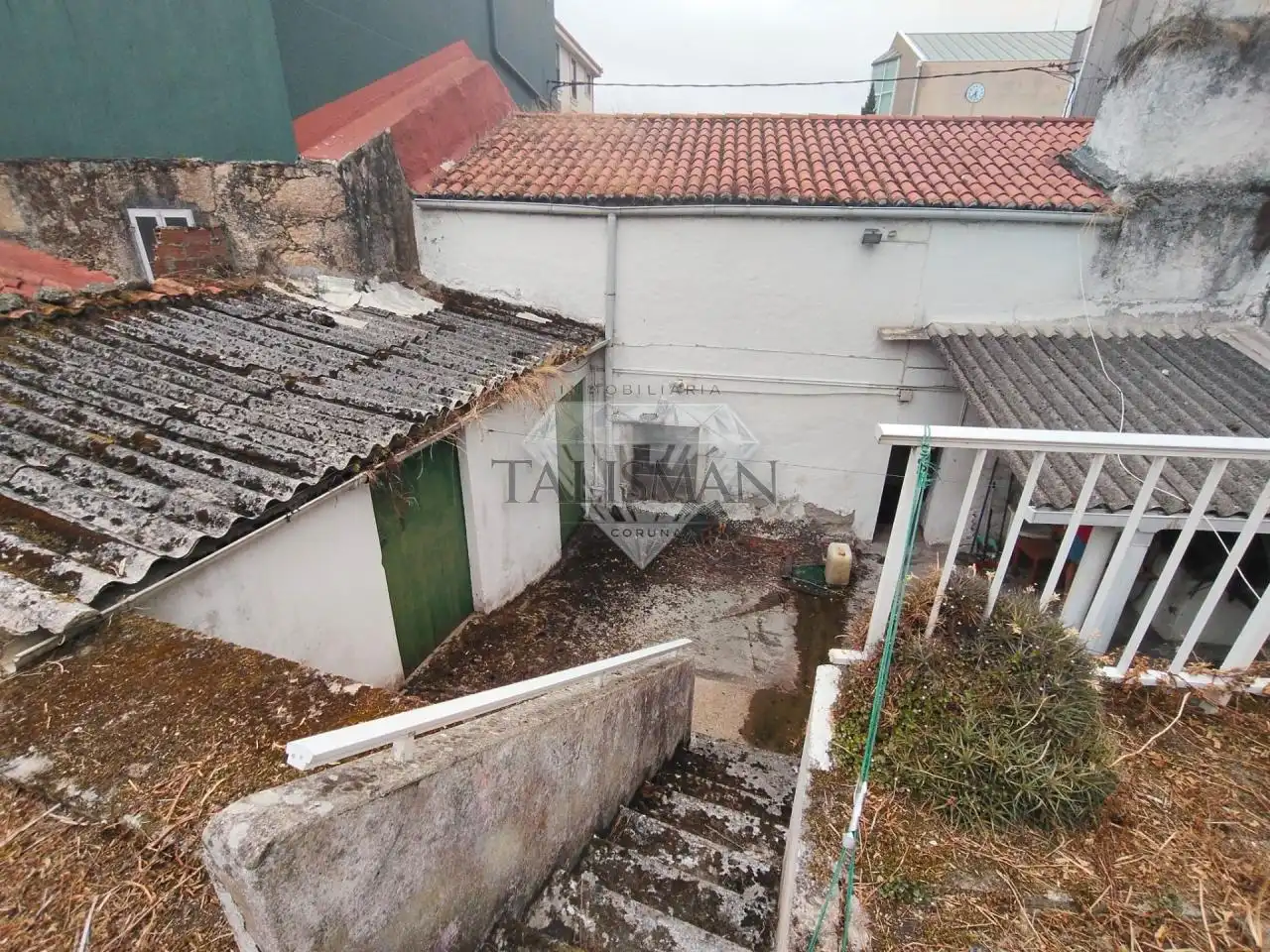 Vista exterior de Casa adosada en venda en Arteixo amb Calefacció, Jardí privat i Moblat