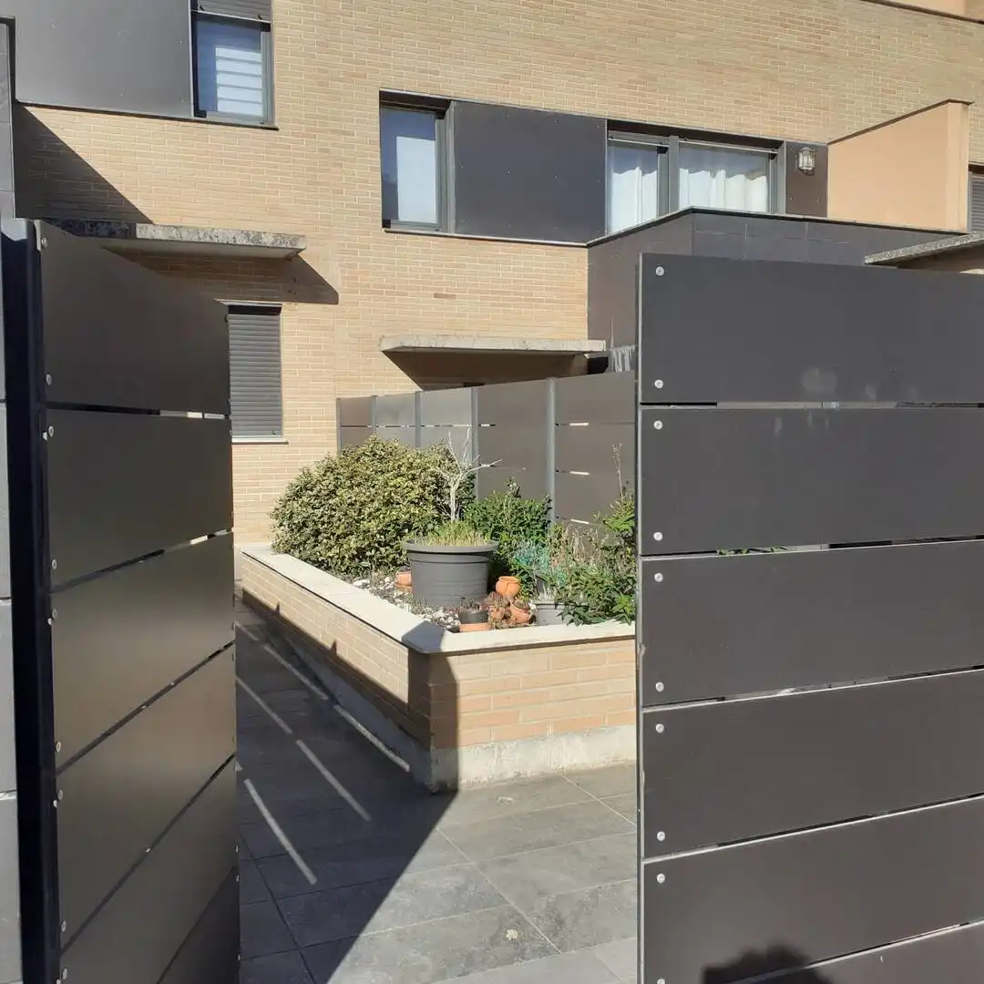 Außenansicht von Einfamilien-Reihenhaus zum Verkauf in Esteribar mit Heizung, Privatgarten und Terrasse