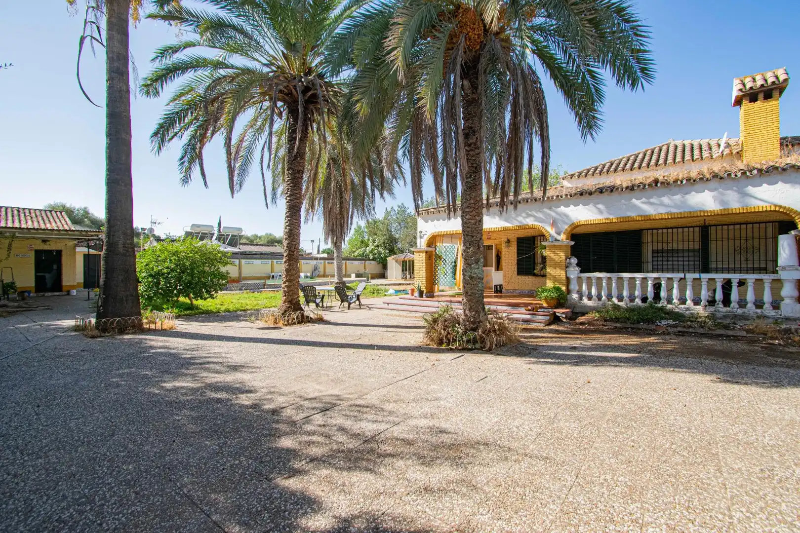 Vista exterior de Casa o xalet en venda en La Rinconada amb Jardí privat i Piscina