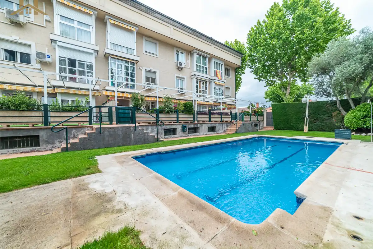 Piscina de Pis en venda en Villanueva del Pardillo amb Calefacció, Jardí privat i Parquet