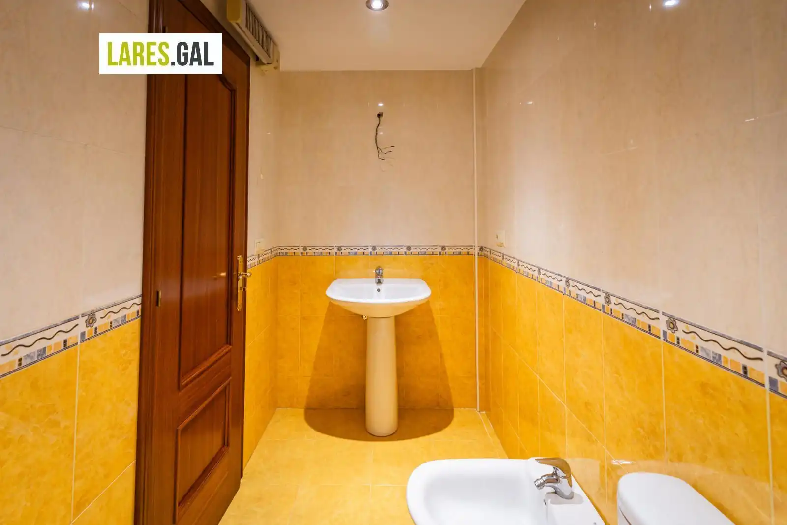 Baño de Piso en venta en Cangas  con Trastero