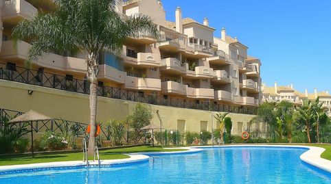 Este es un precioso apartamento en planta baja de 2 dormitorios y 2 baños, con hermosas vistas al campo de golf de La Duquesa, sit