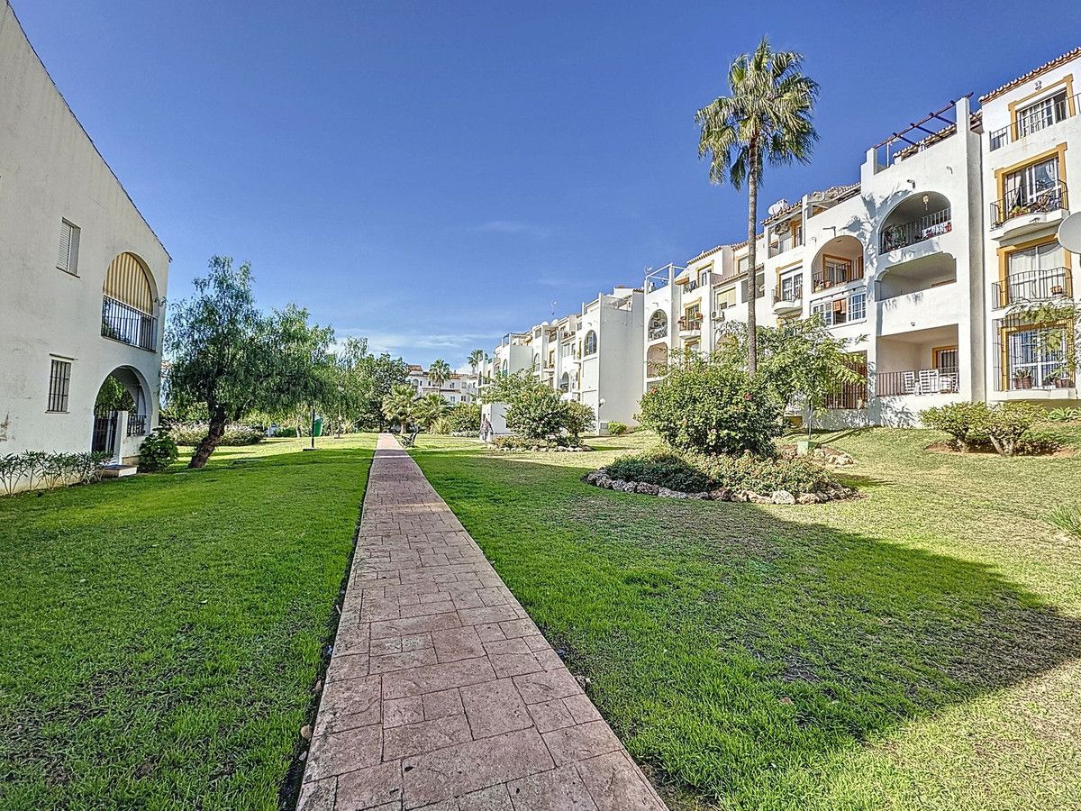 Vista exterior de Planta baixa en venda en Estepona amb Terrassa i Piscina comunitària