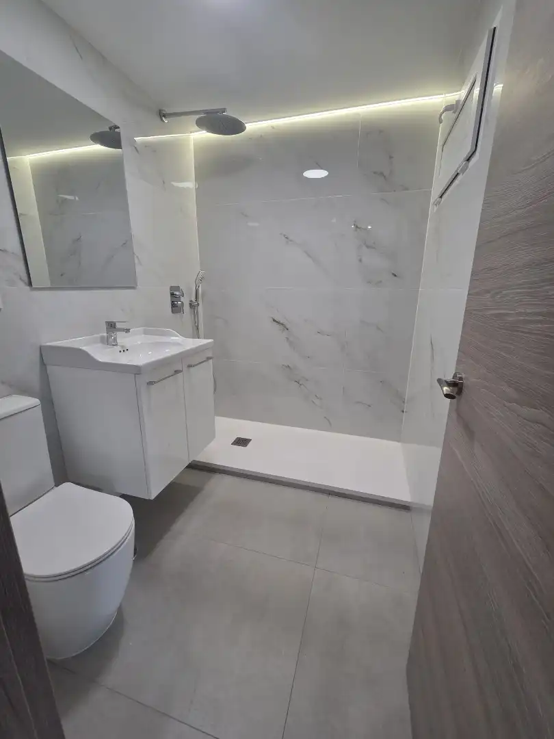 Badezimmer von Wohnung zum Verkauf in Madrid mit Klimaanlage, Heizung und Terrasse
